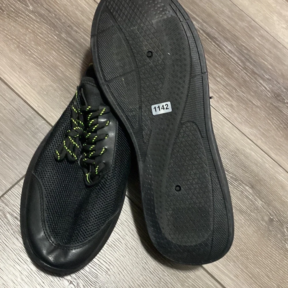 NWOT!‎ Hind Black and Green Men's Athletic Shoes